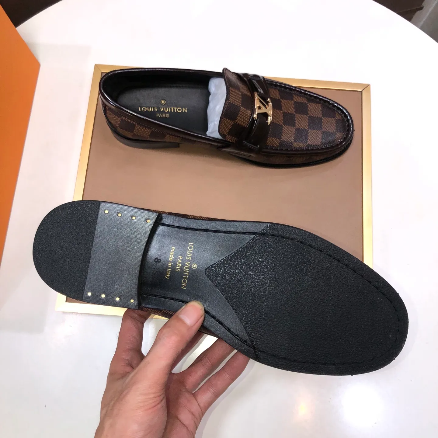 Men's men's shoes💰540💰[LV] (original single cowhide lining)🍀LV's latest genuine leather business suit shoes are available on the official website at the same time. The first-layer cowhide imported from Italy is made of heavy gold, and the official website has a 1:1 rubber outsole. Versatile to wear, high-end without losing class, and the color combination is extraordinary. This four-season style is alluring when worn on your feet, showing off your big-name flair. Standard code 38-45 (45 customized)